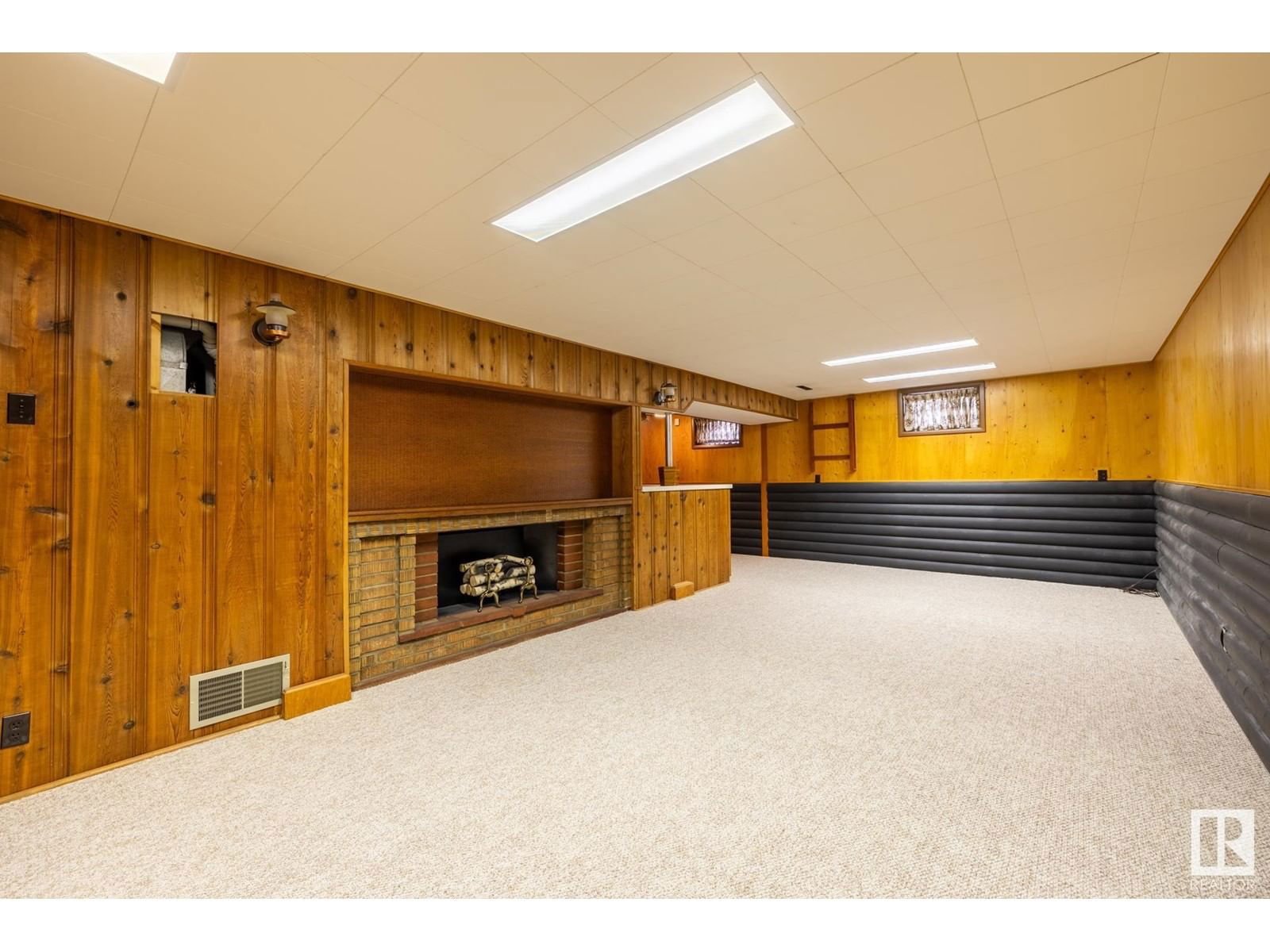 16013 93a Av Edmonton, Alberta