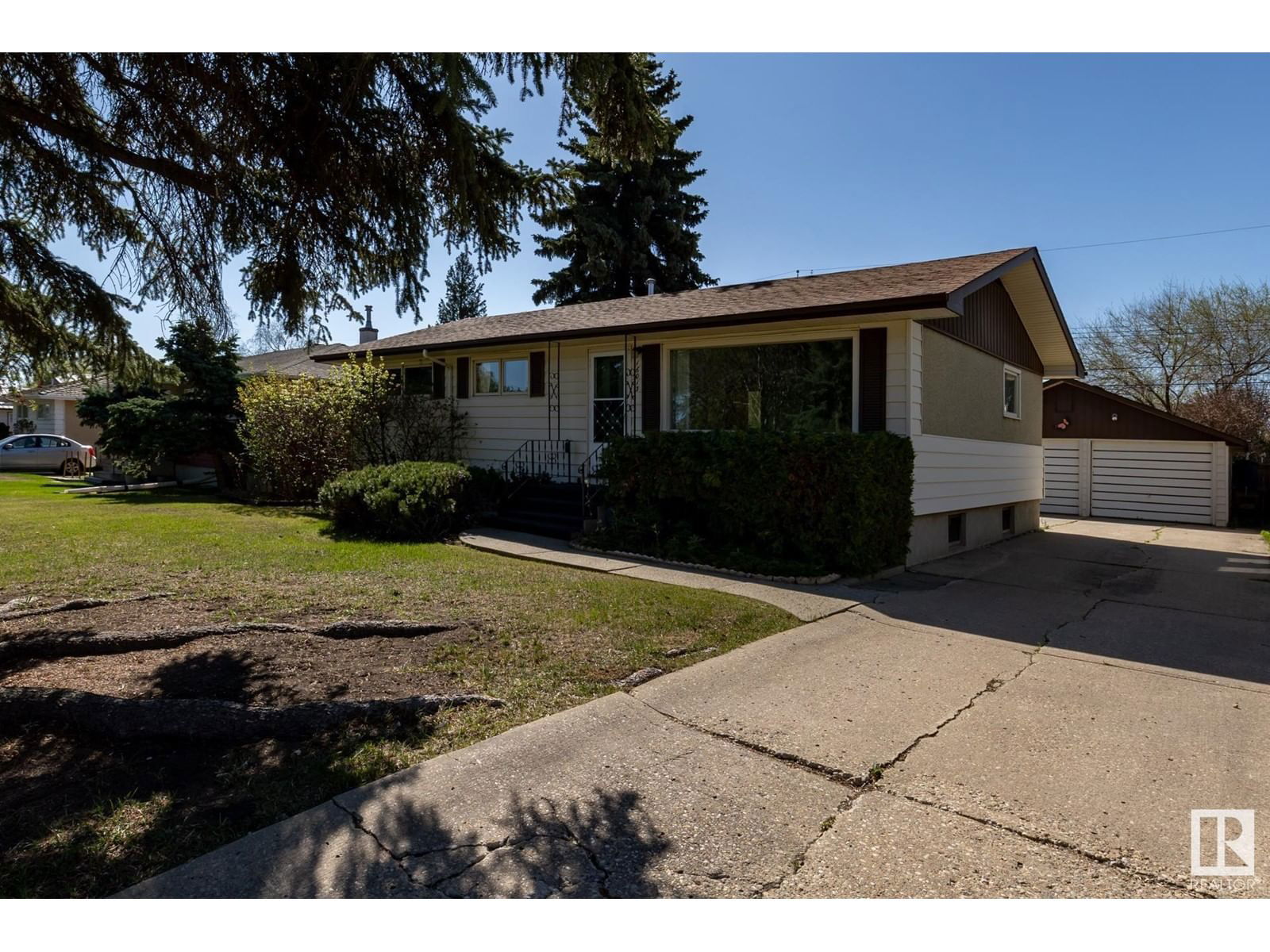16013 93a Av Edmonton, Alberta