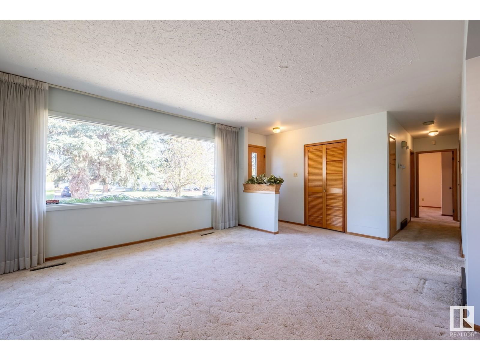 16013 93a Av Edmonton, Alberta