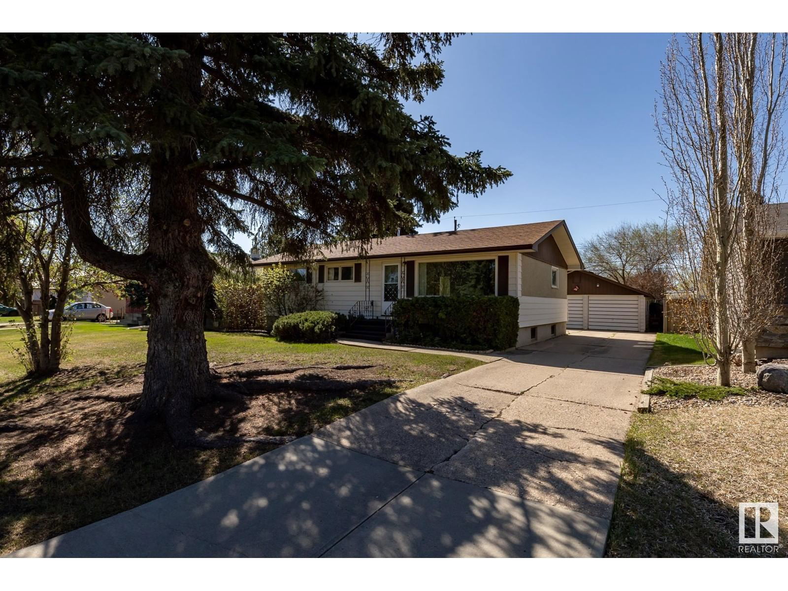 16013 93a Av Edmonton, Alberta