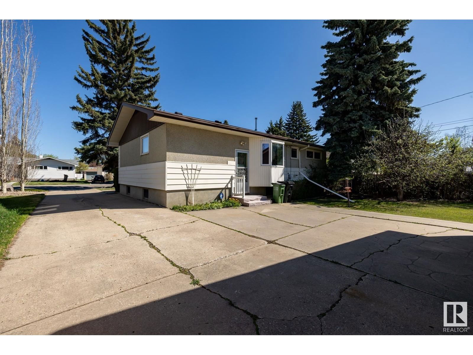 16013 93a Av Edmonton, Alberta