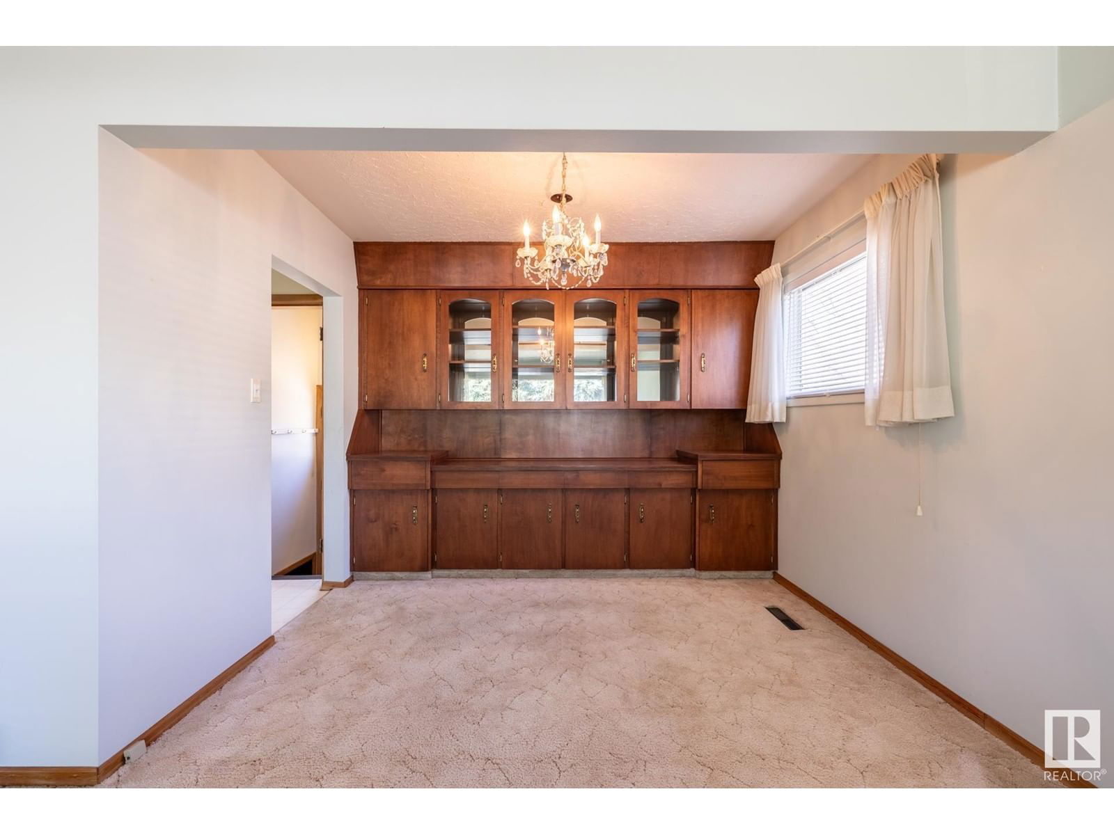 16013 93a Av Edmonton, Alberta