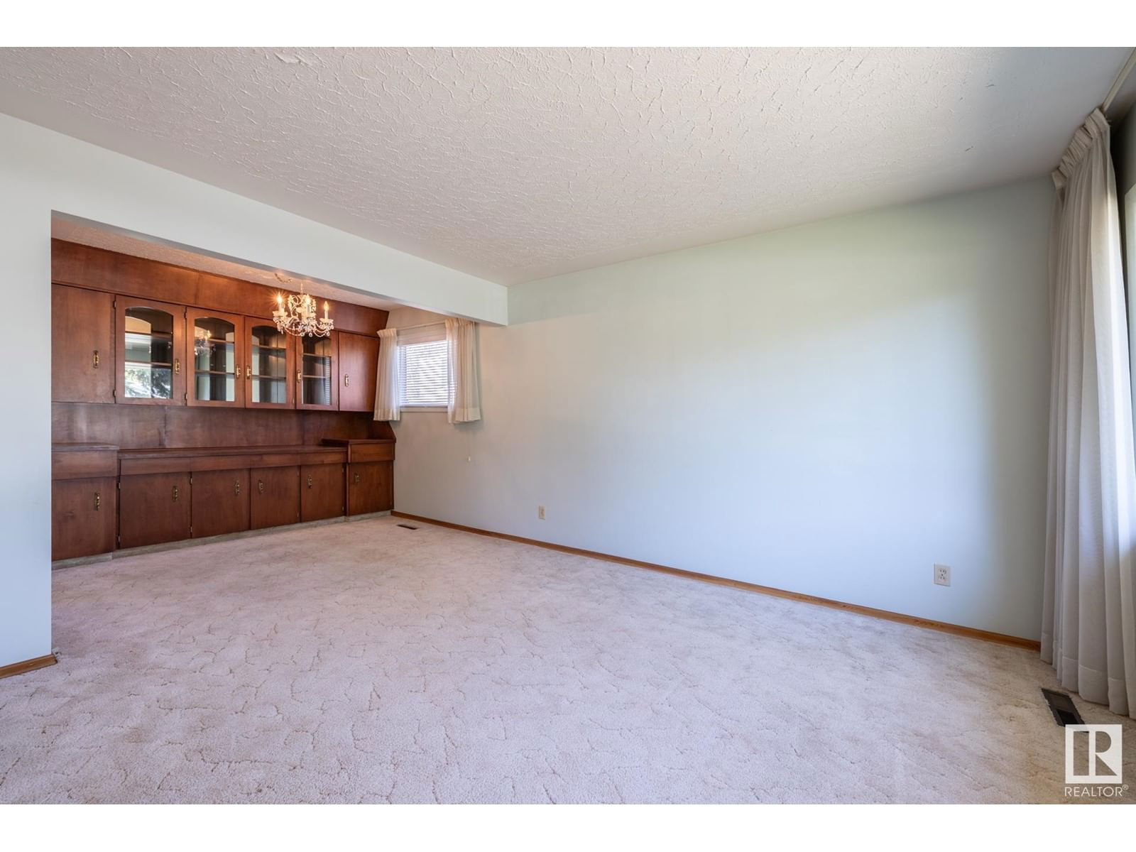 16013 93a Av Edmonton, Alberta
