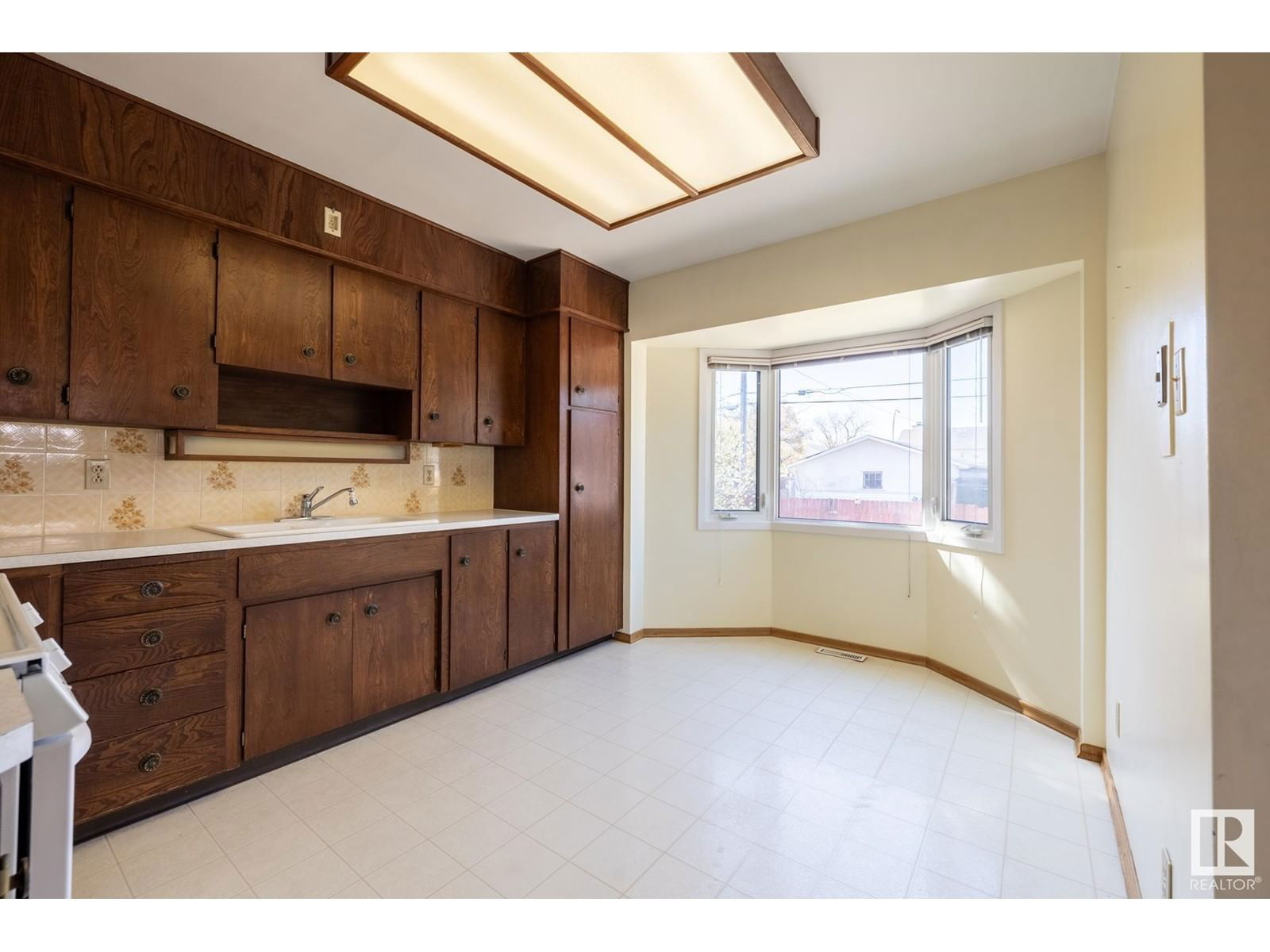 16013 93a Av Edmonton, Alberta