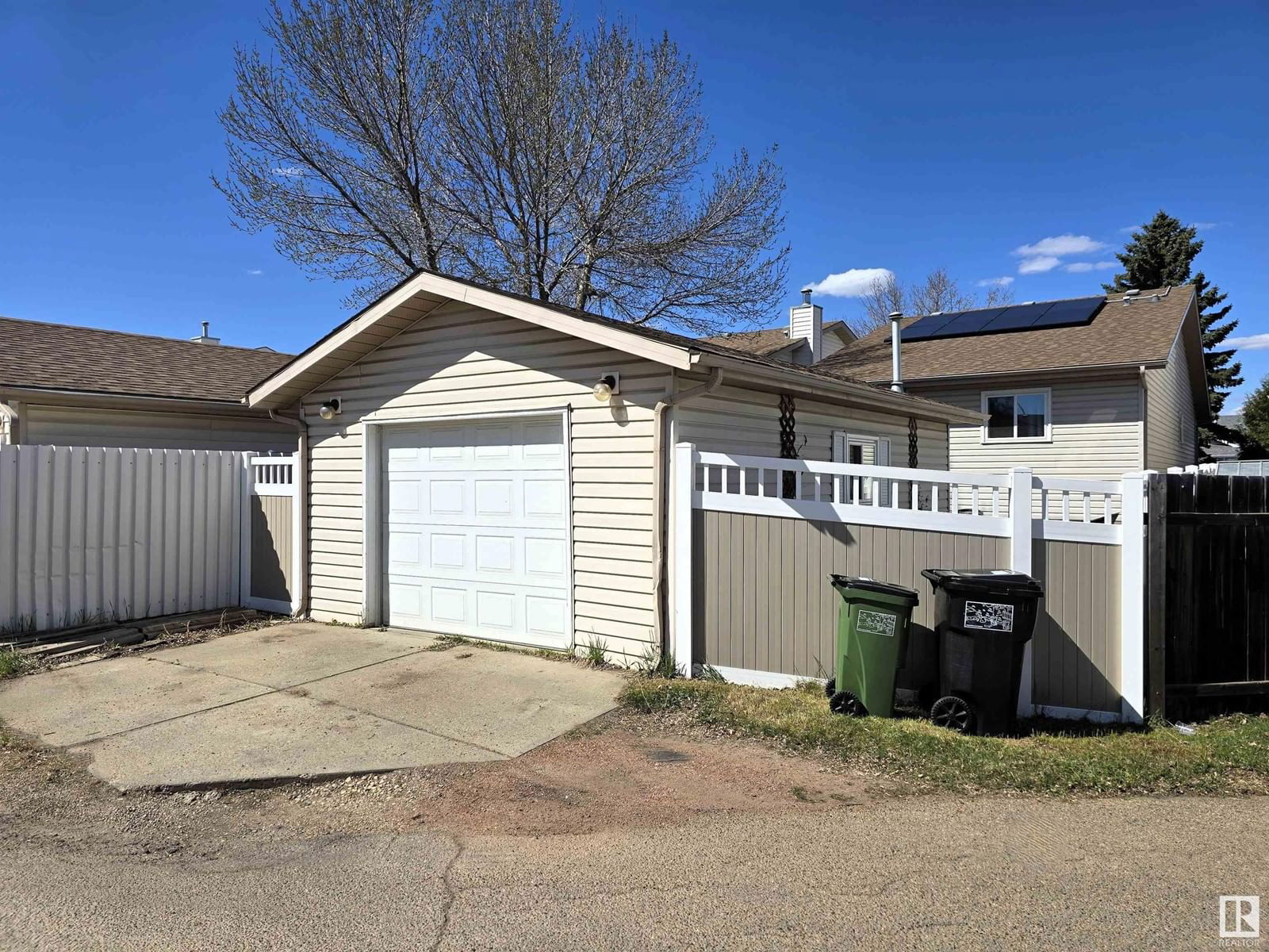 823 JOHNS CL Image 33