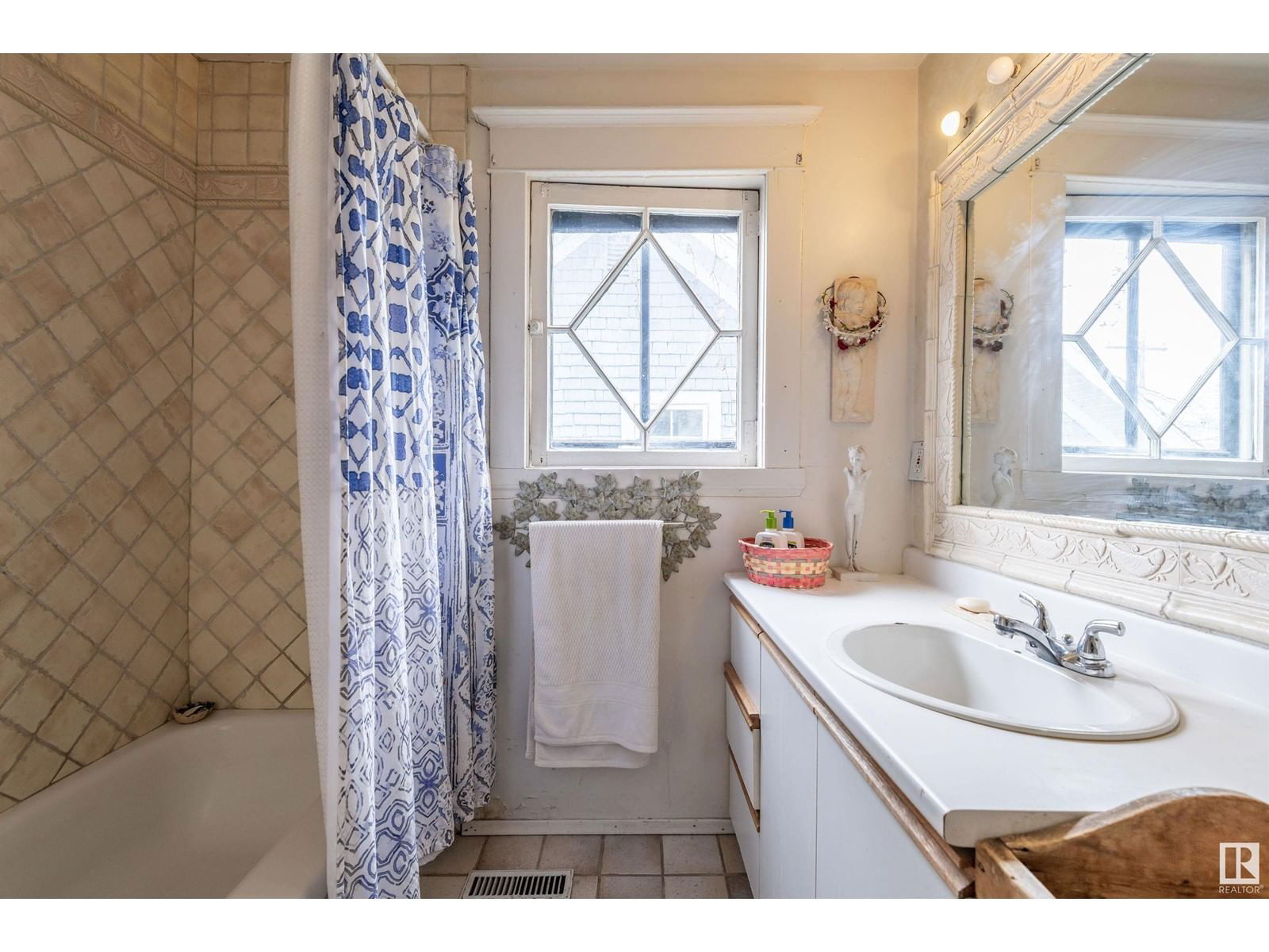 Nw - 9924 87 Av Edmonton, Alberta
