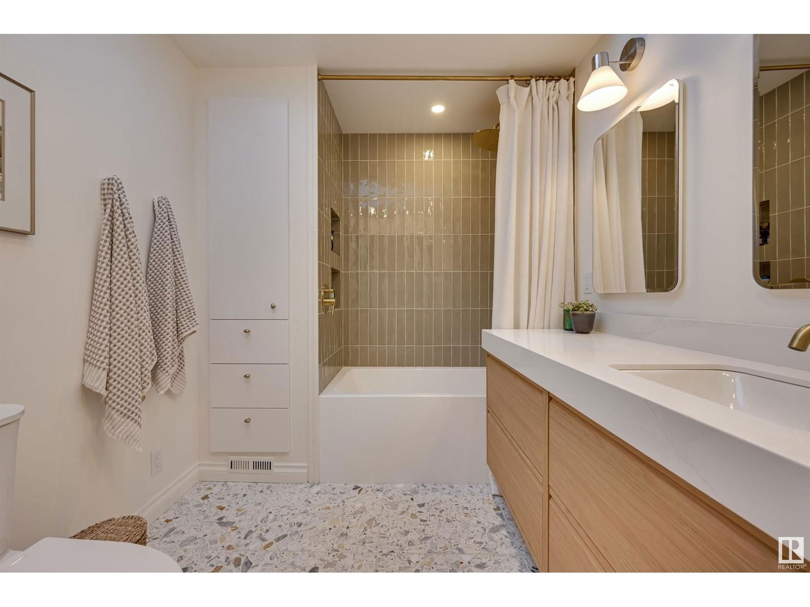 7009 105a St Nw Edmonton, Alberta