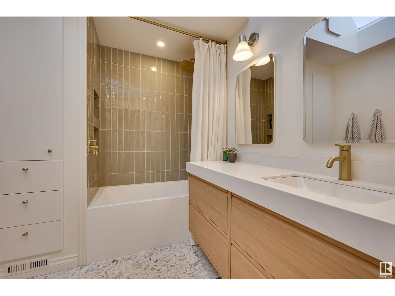 7009 105a St Nw Edmonton, Alberta