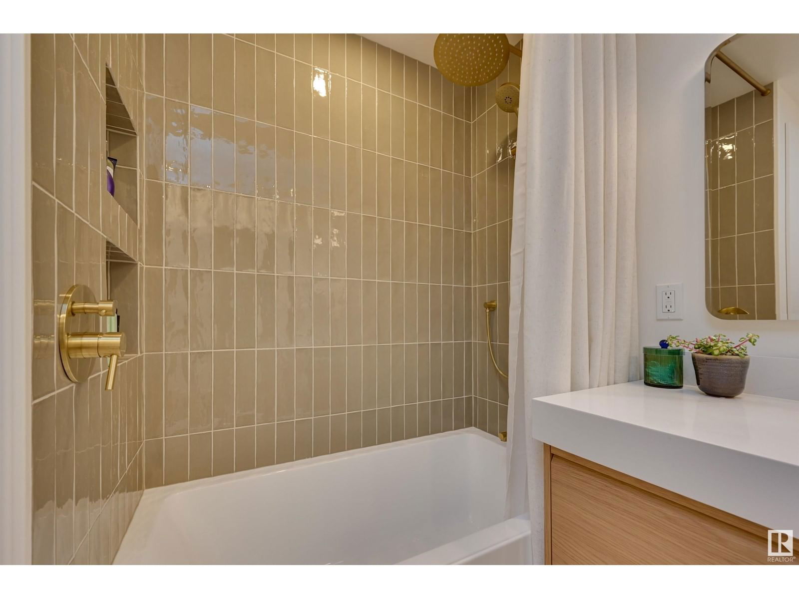 7009 105a St Nw Edmonton, Alberta