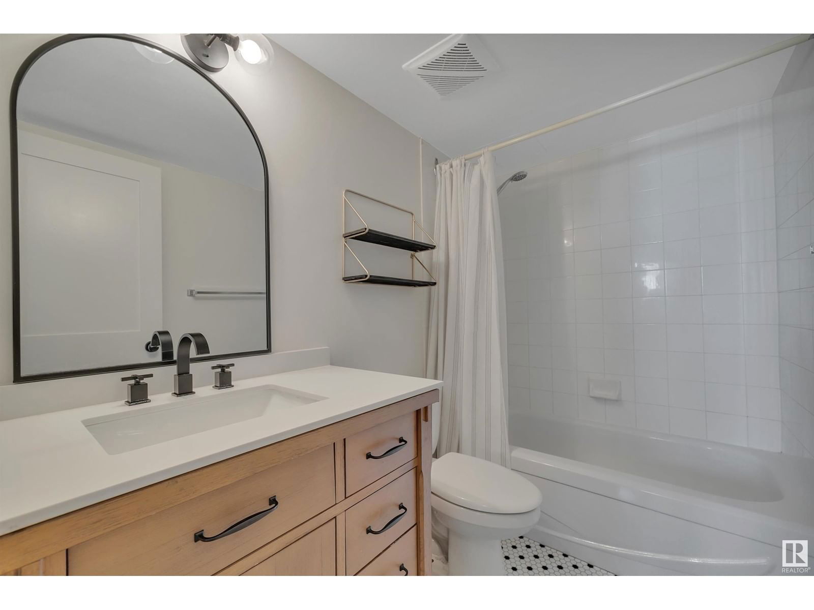 1210 109 ST Image 18