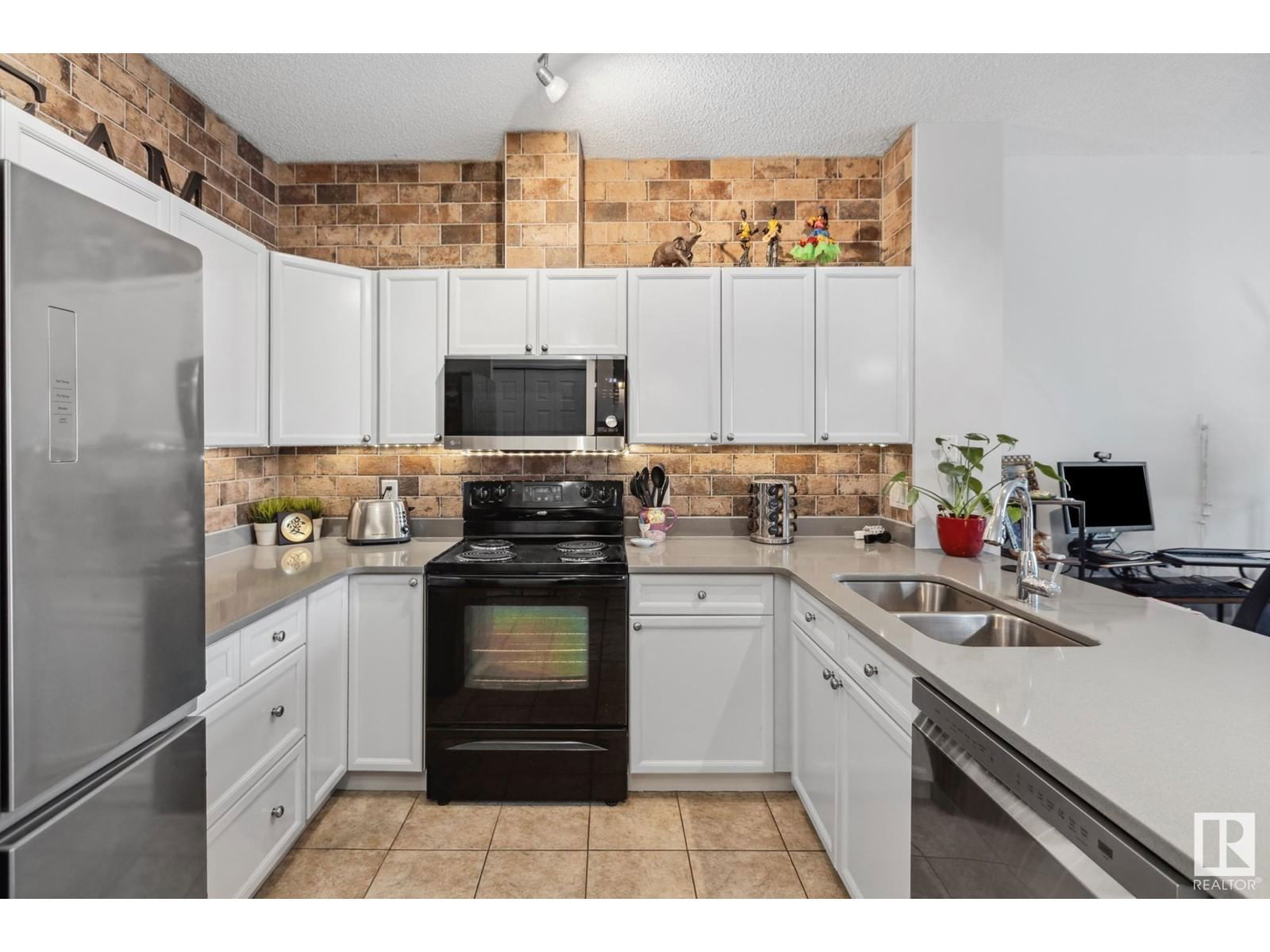 #219 - 226 MACEWAN RD Image 23