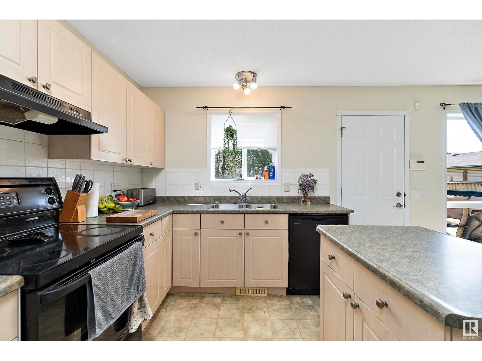 1107 Hyndman Rd Edmonton, Alberta