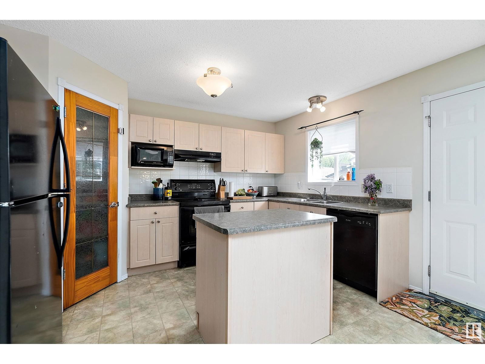 1107 Hyndman Rd Edmonton, Alberta