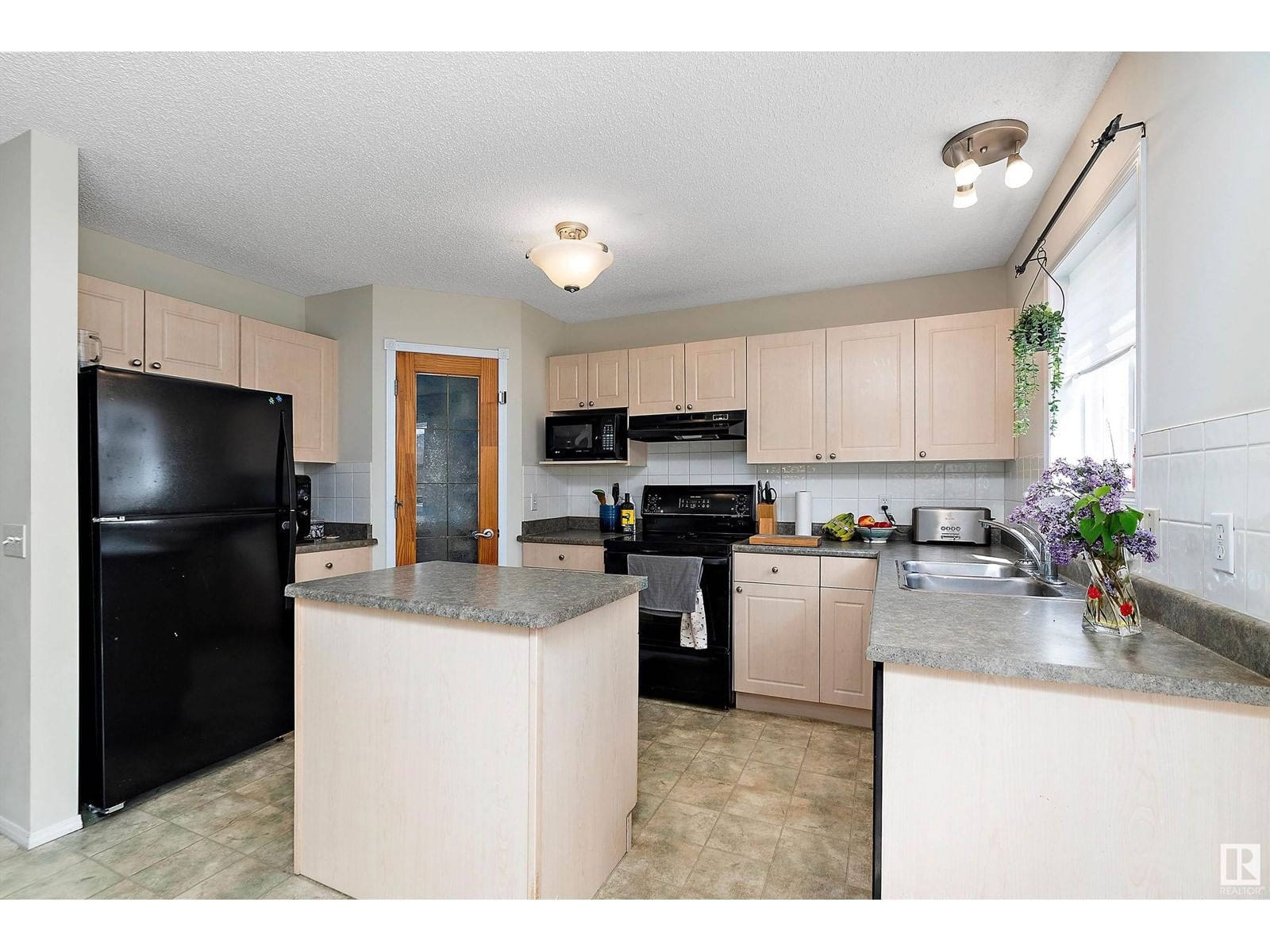1107 Hyndman Rd Edmonton, Alberta