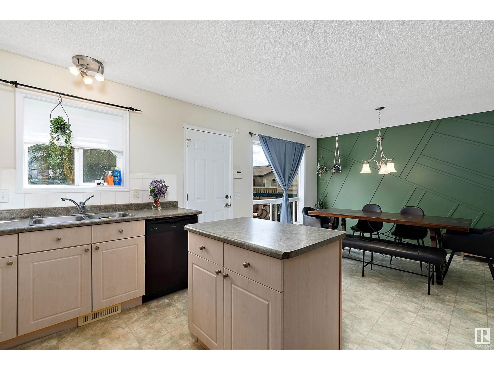1107 Hyndman Rd Edmonton, Alberta