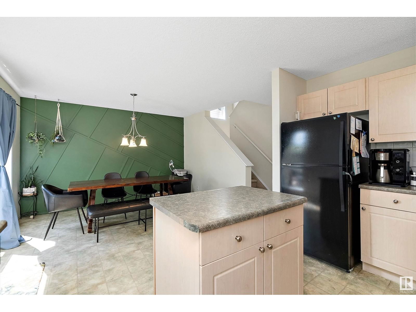 1107 Hyndman Rd Edmonton, Alberta