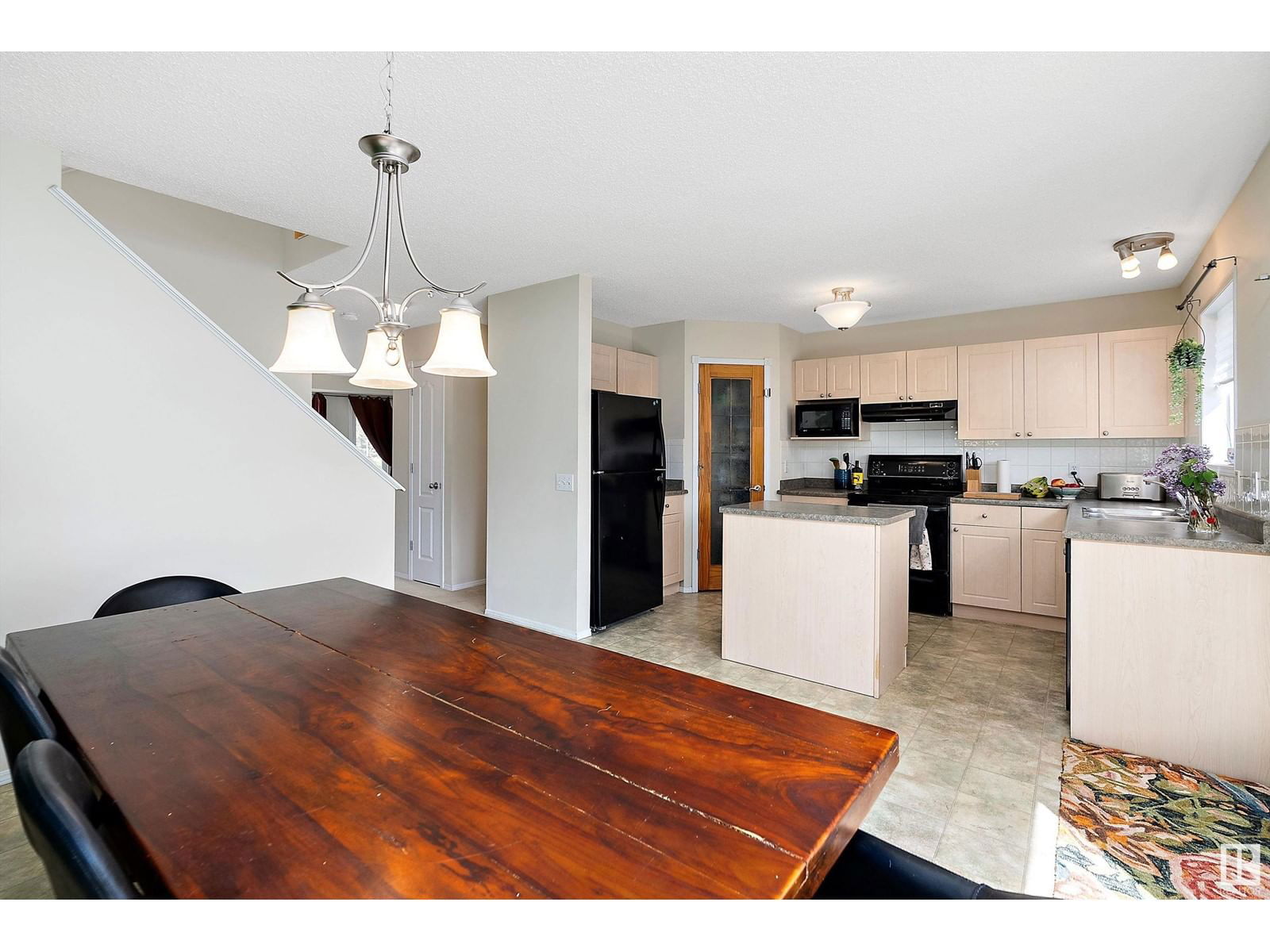 1107 Hyndman Rd Edmonton, Alberta