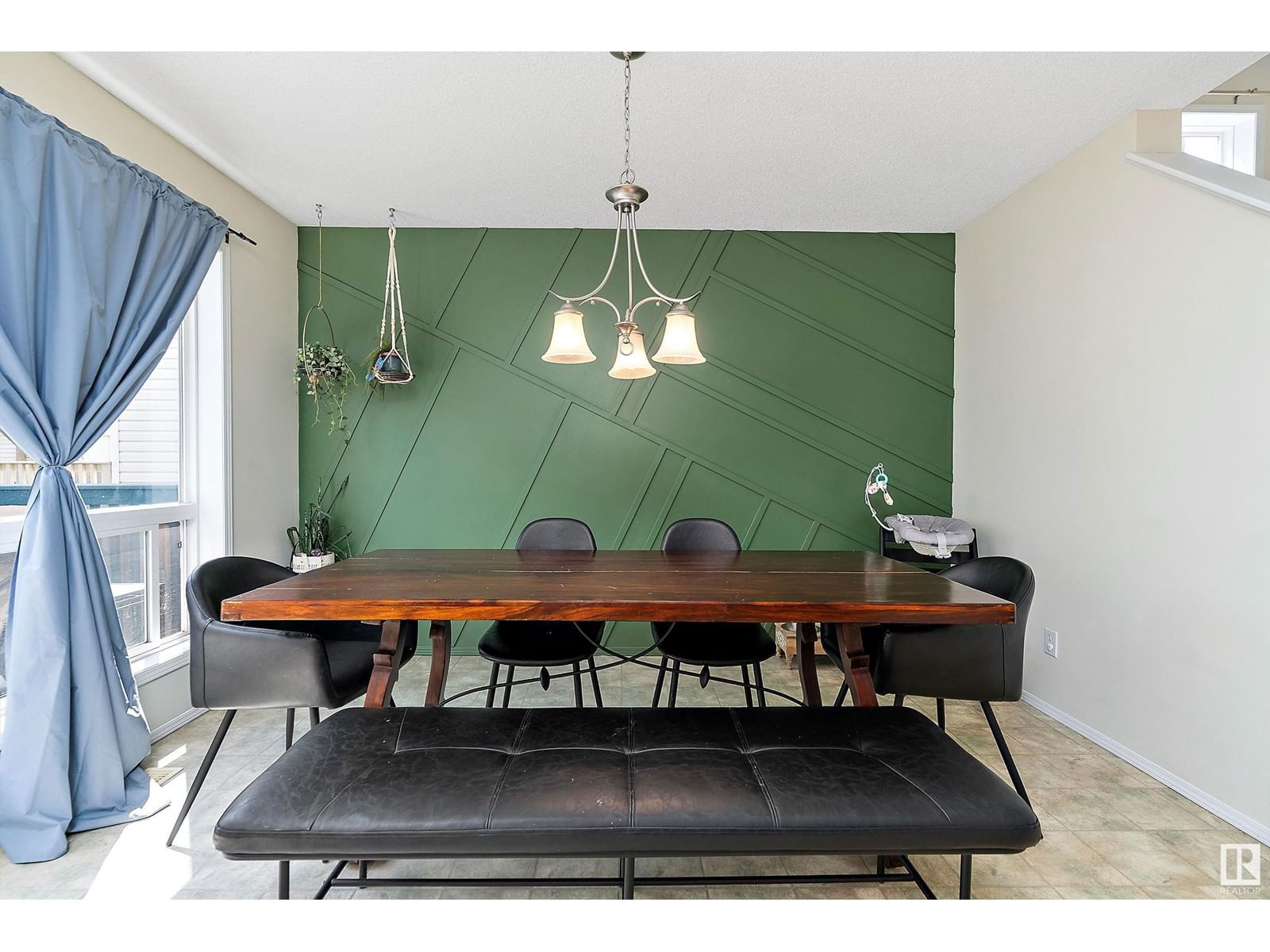 1107 Hyndman Rd Edmonton, Alberta