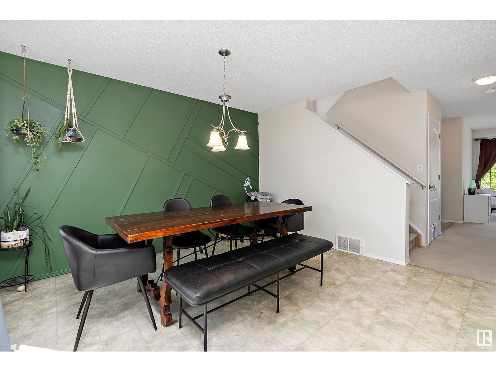 1107 Hyndman Rd Edmonton, Alberta