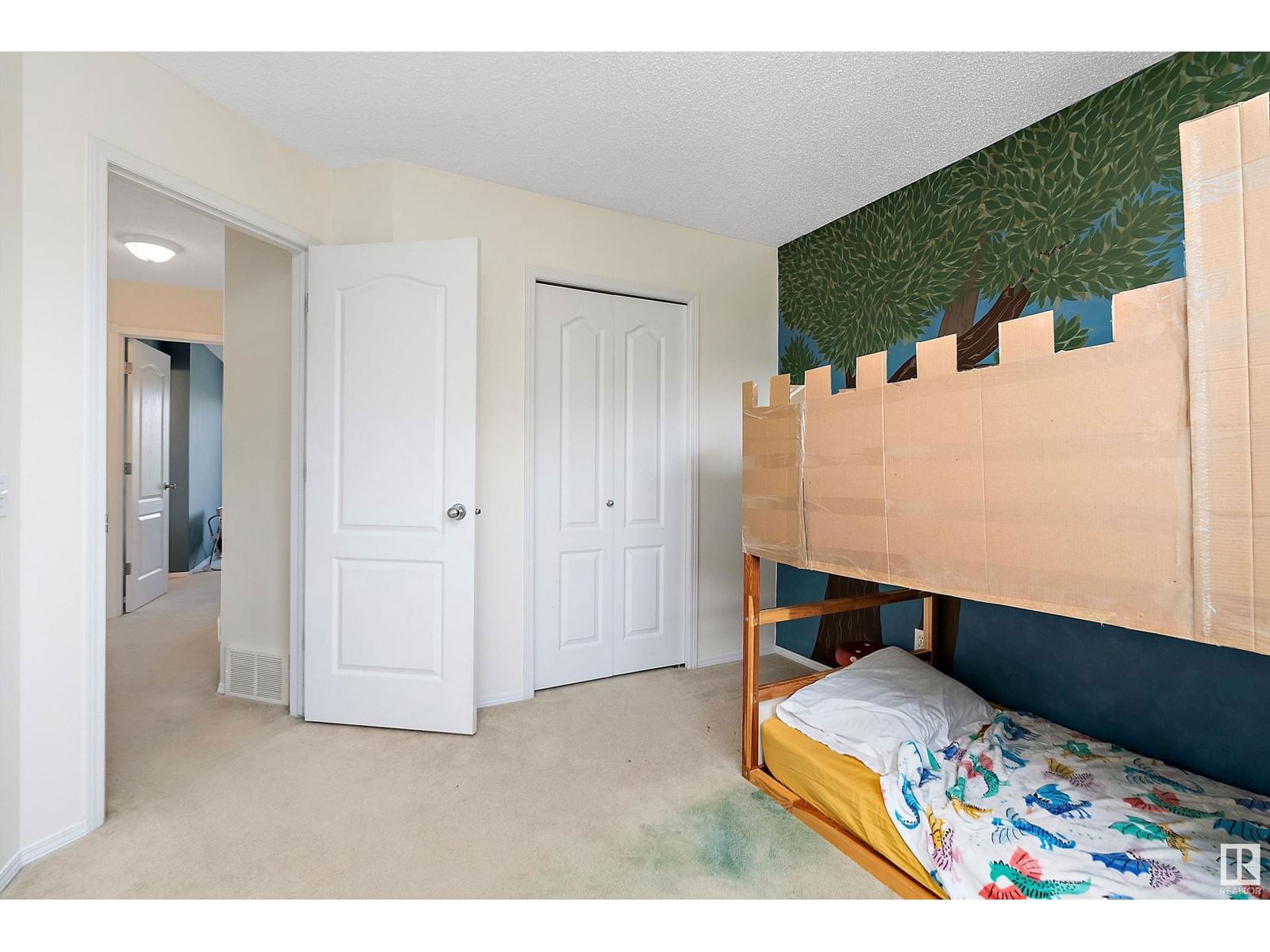 1107 Hyndman Rd Edmonton, Alberta