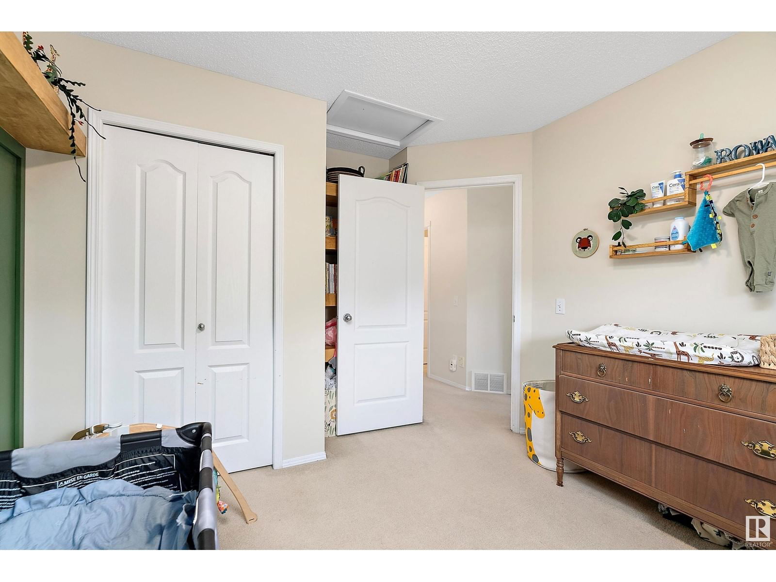 1107 Hyndman Rd Edmonton, Alberta