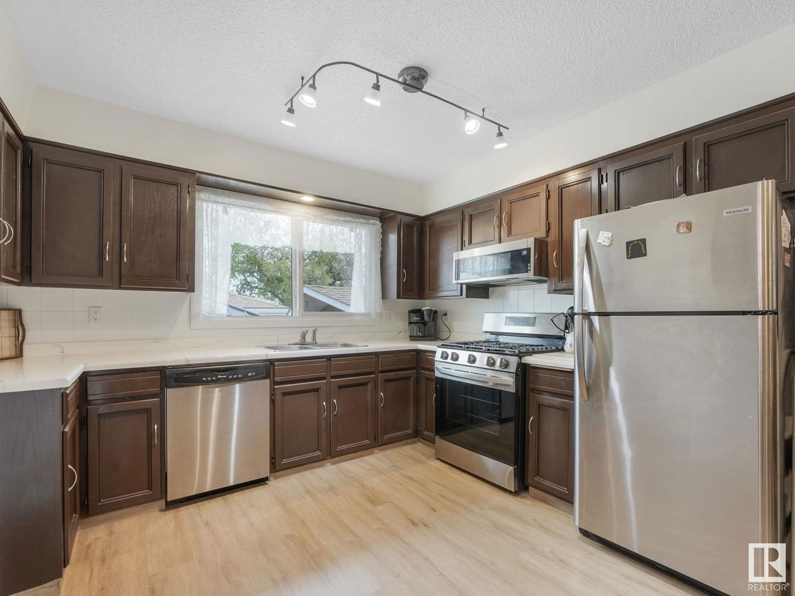 7120 39 Av Edmonton, Alberta