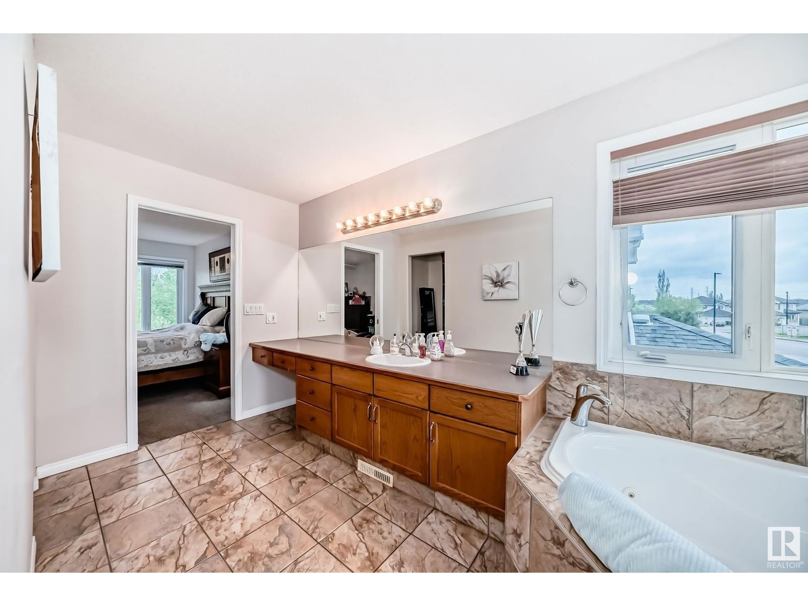 657 Silver Berry Rd Edmonton, Alberta