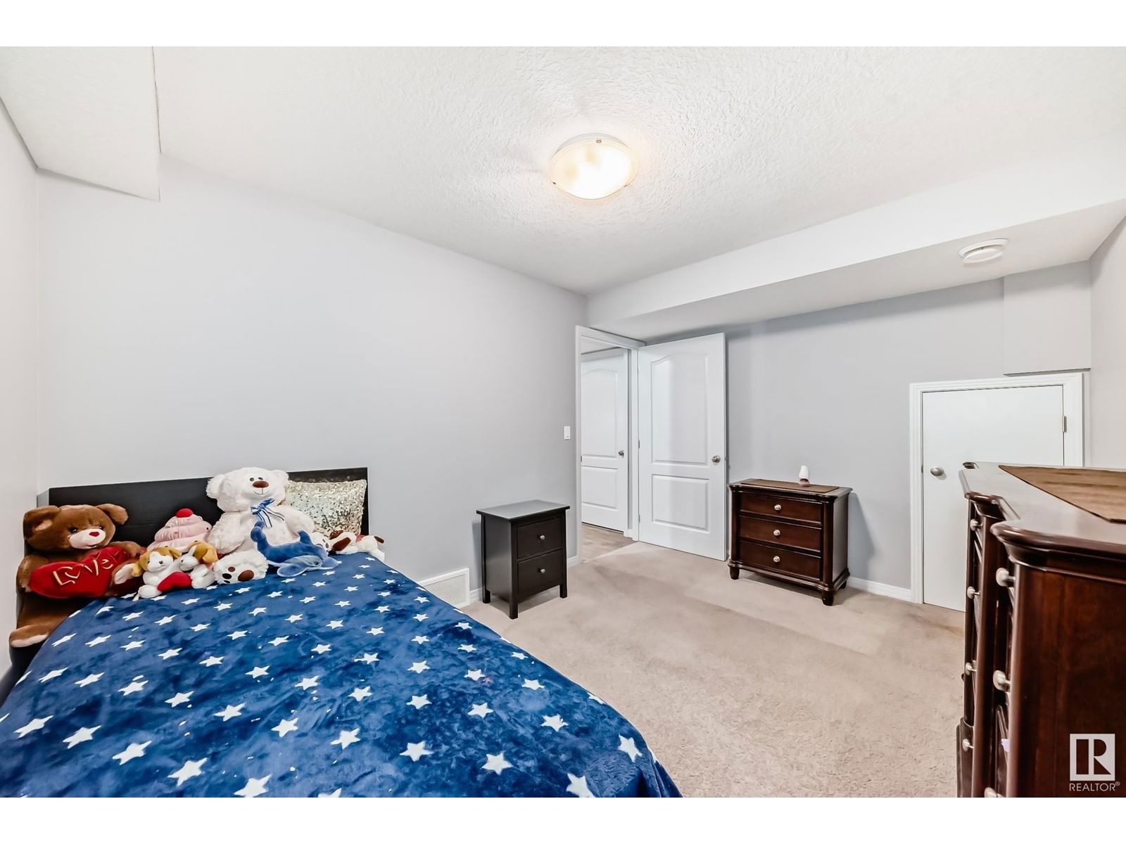 657 Silver Berry Rd Edmonton, Alberta
