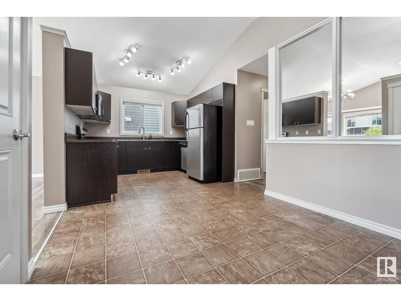1560 35 Av Edmonton, Alberta
