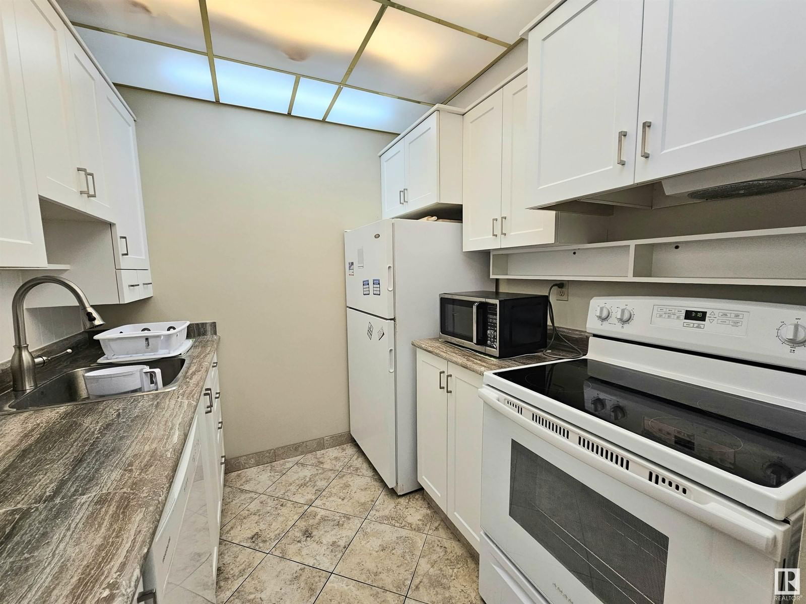 905 - 10045 117 ST Image 4