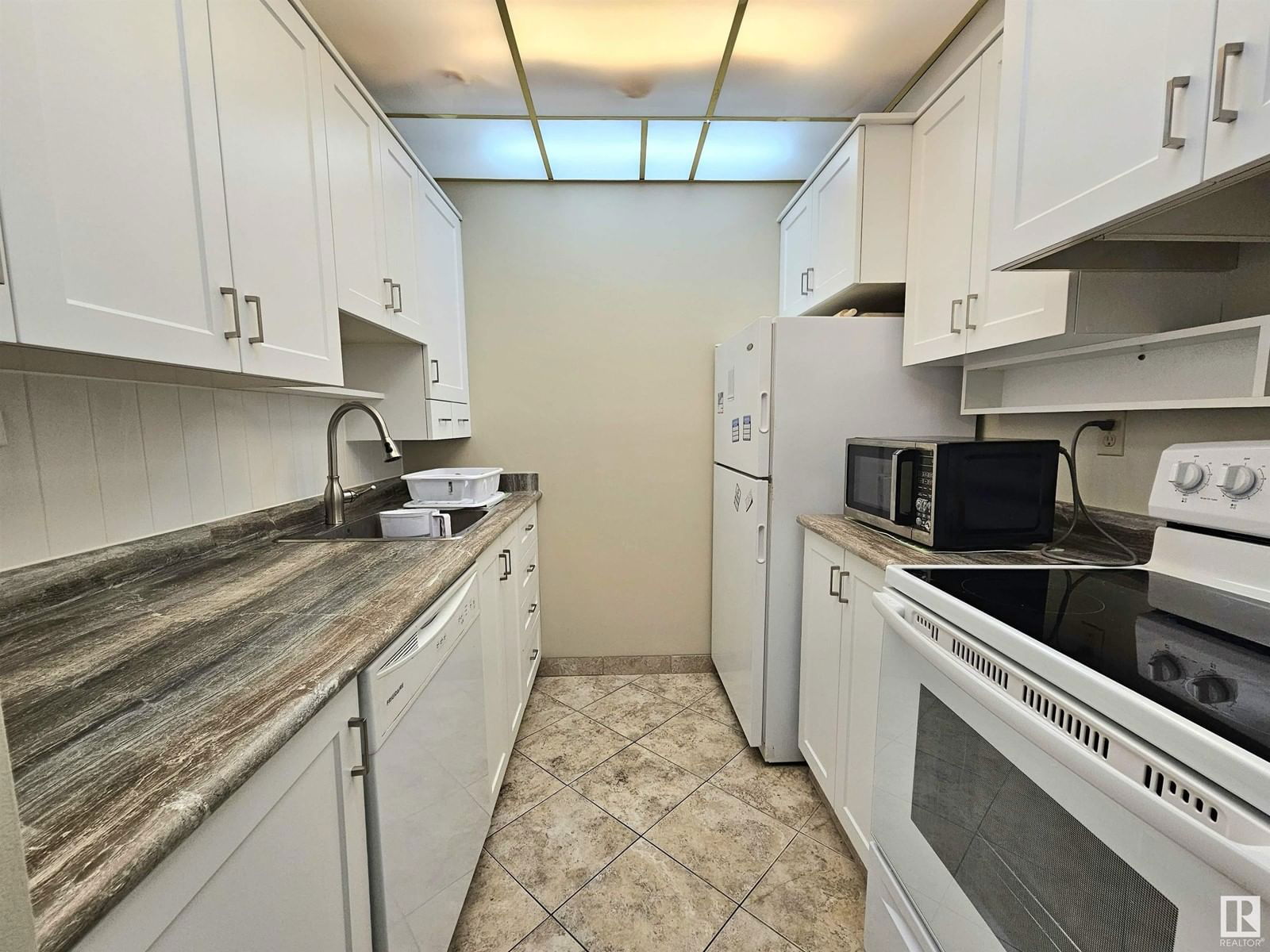 905 - 10045 117 ST Image 5