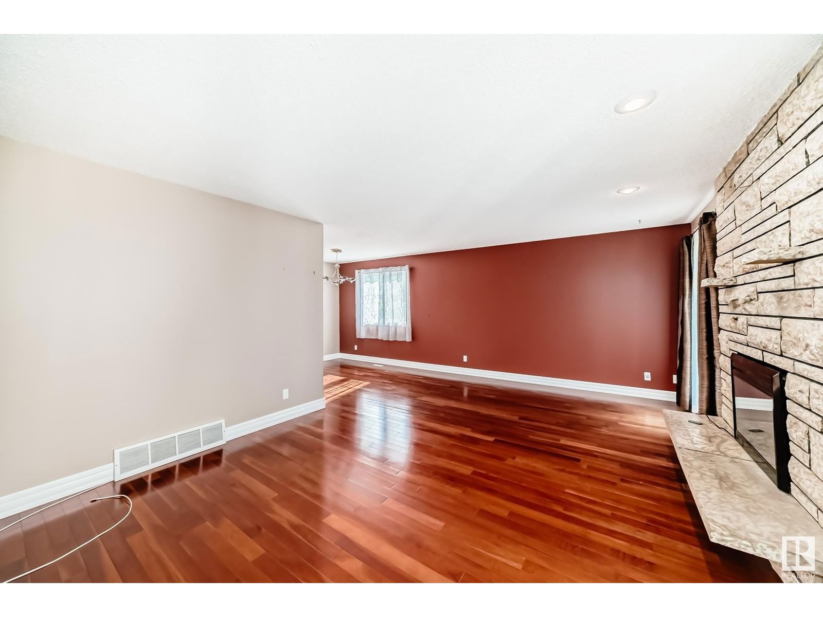 6912 21 AV Image 11