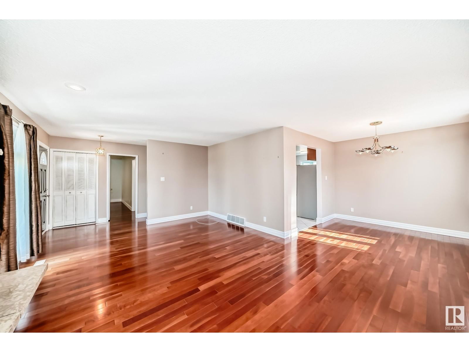 6912 21 AV Image 12