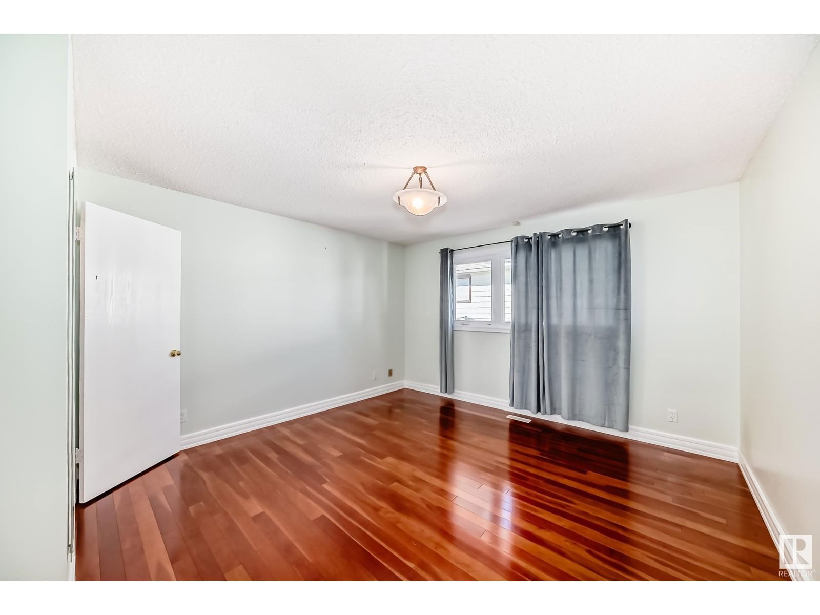 6912 21 AV Image 15