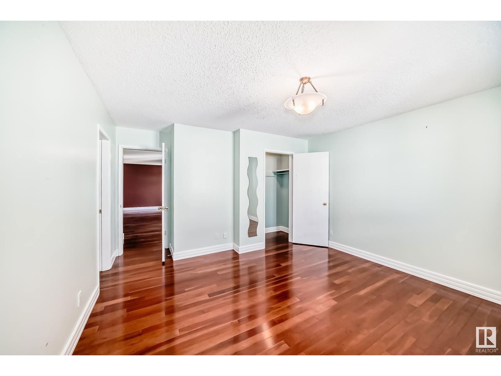 6912 21 AV Image 16