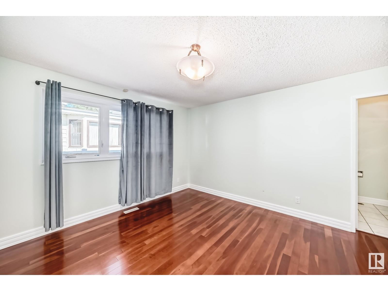 6912 21 AV Image 18