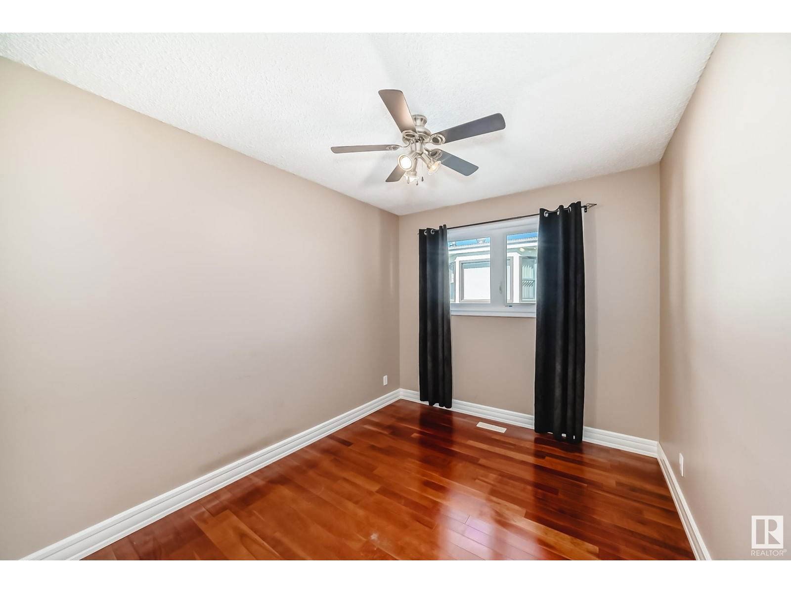 6912 21 AV Image 23
