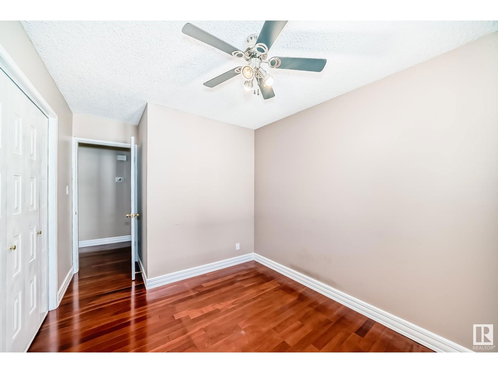 6912 21 AV Image 24