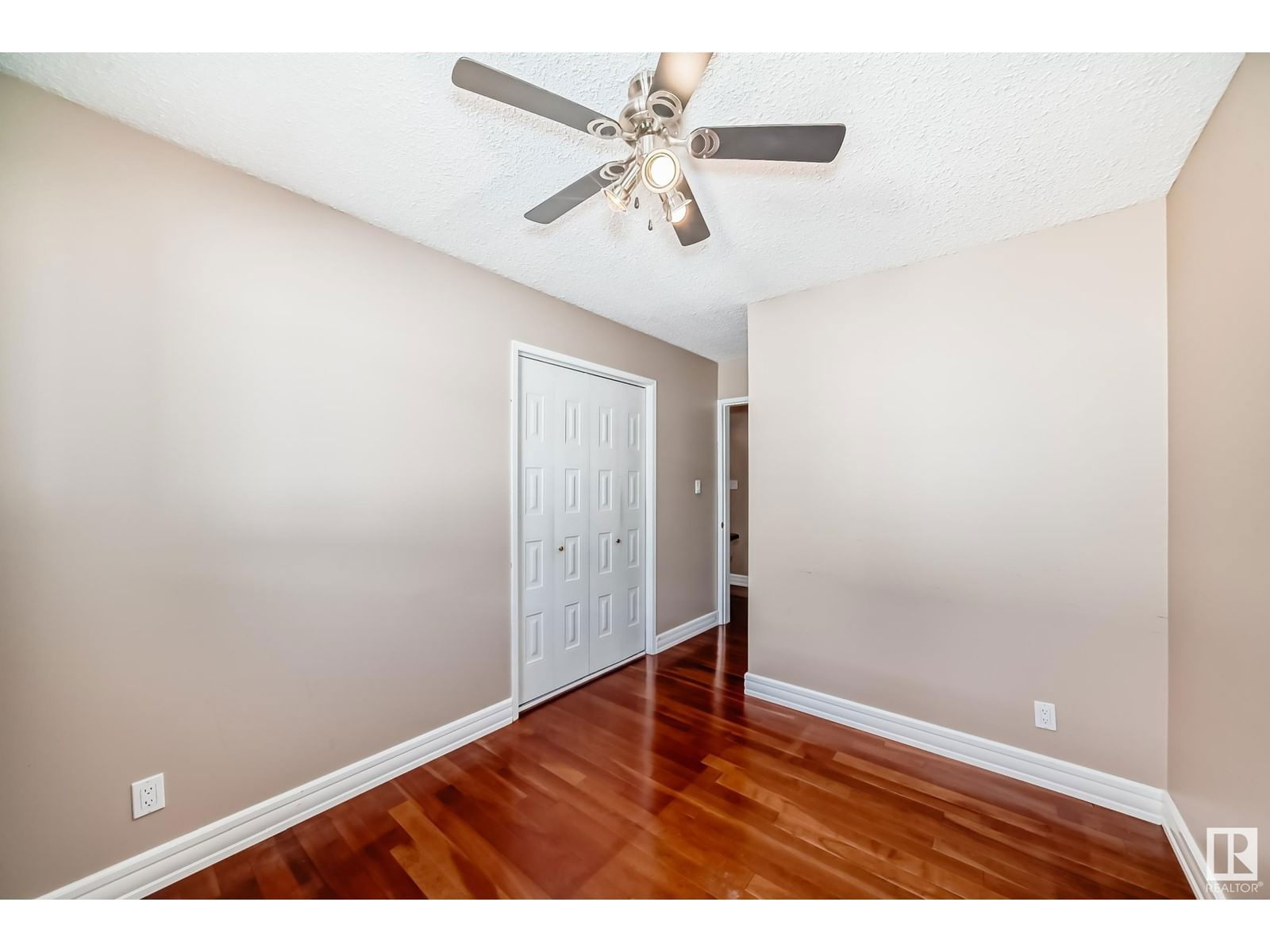 6912 21 AV Image 25