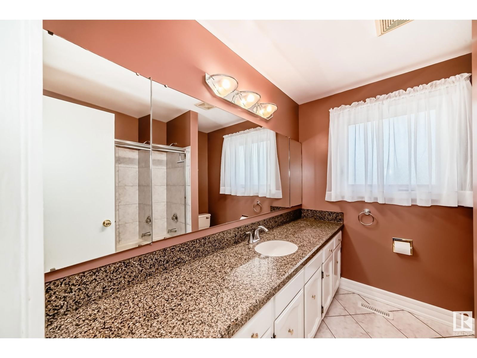 6912 21 AV Image 26