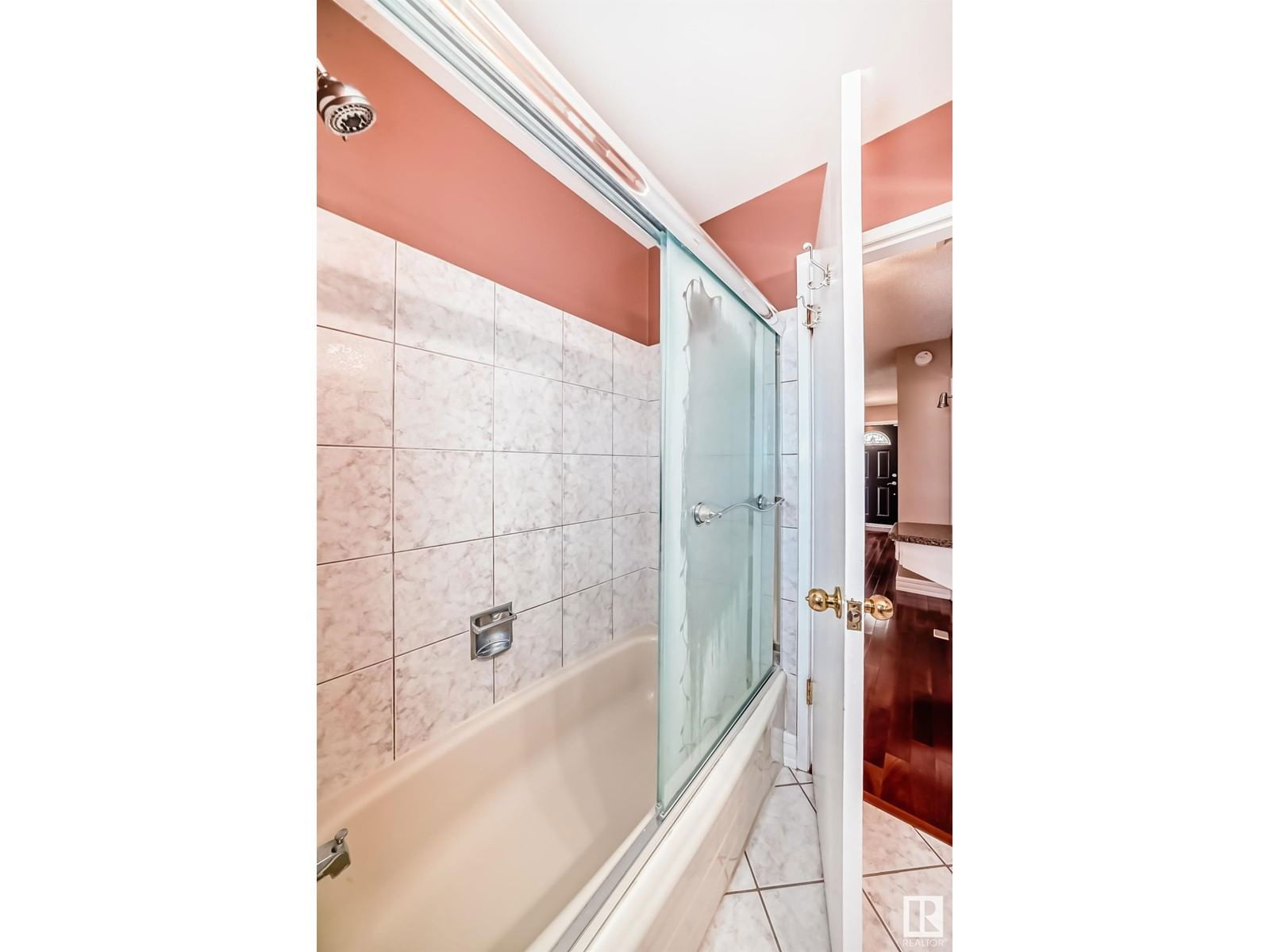 6912 21 AV Image 28