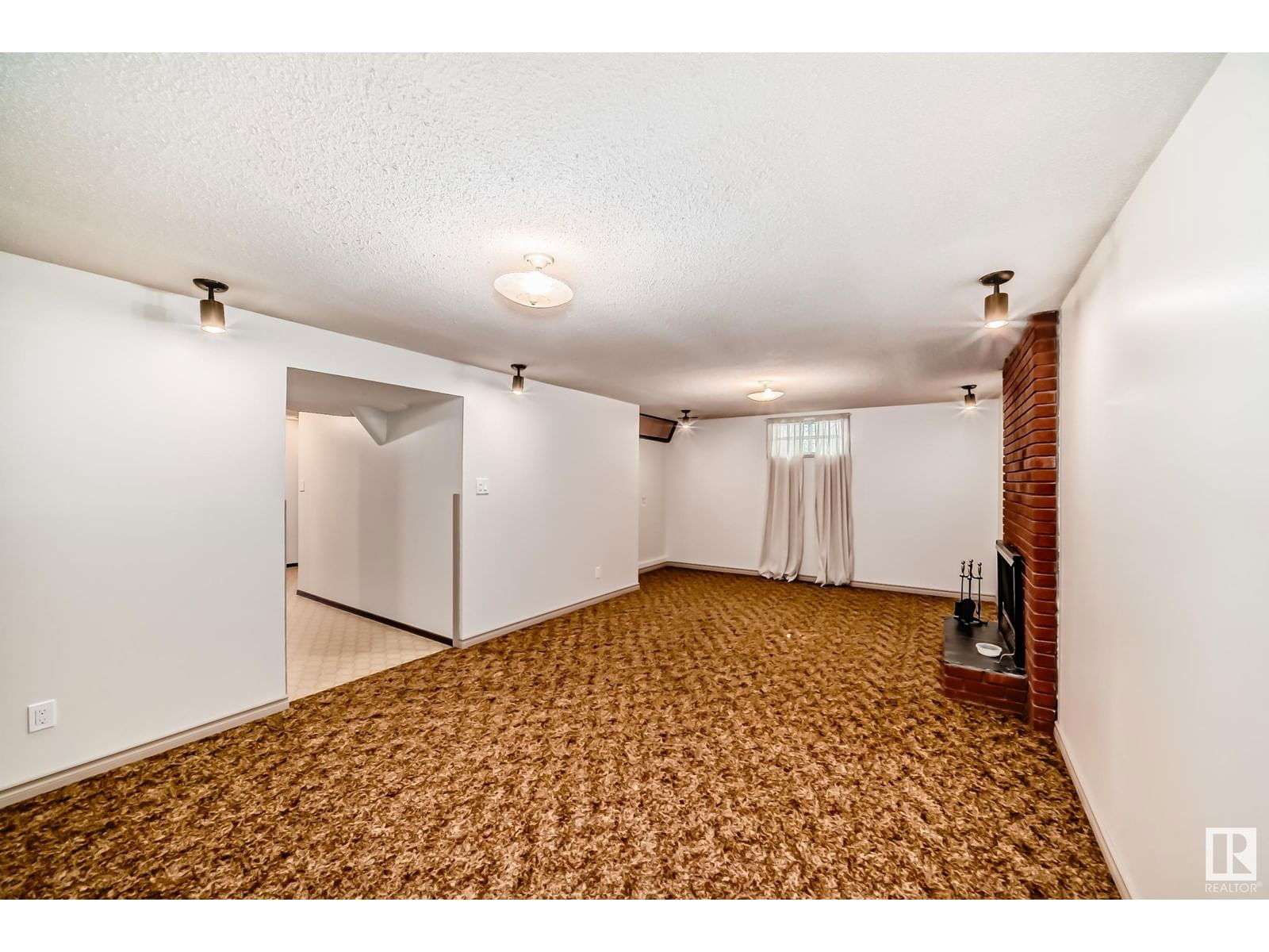 6912 21 AV Image 31