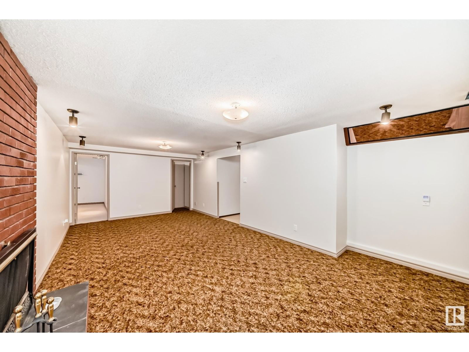 6912 21 AV Image 32