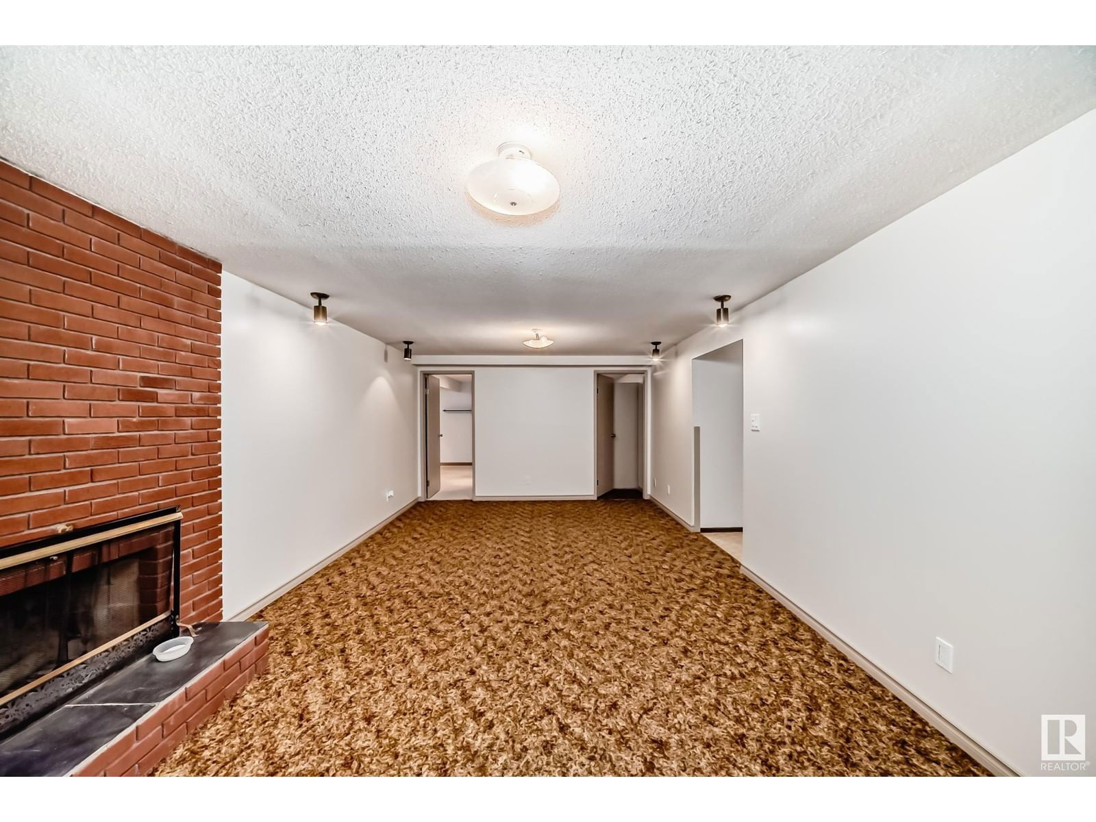 6912 21 AV Image 33