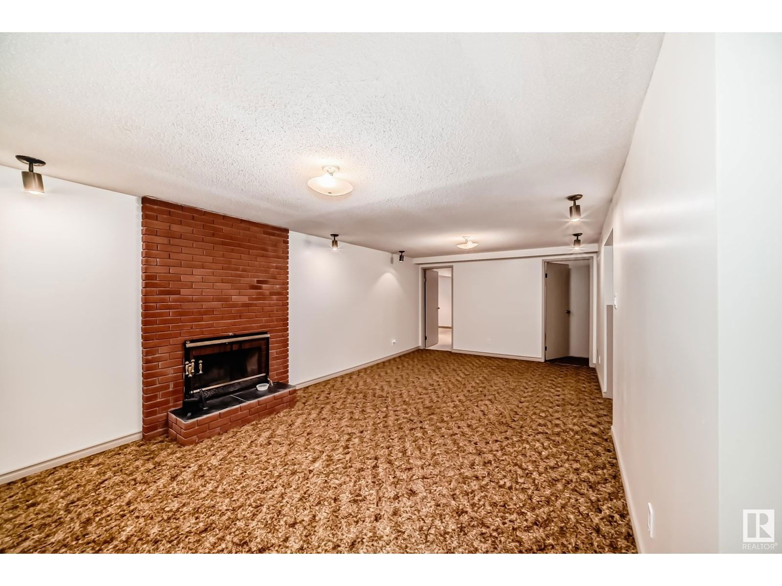 6912 21 AV Image 34