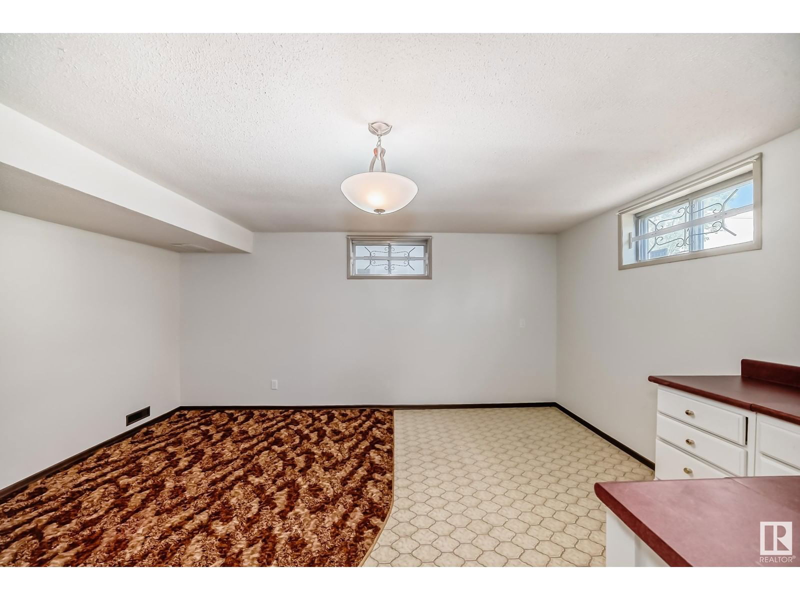 6912 21 AV Image 35