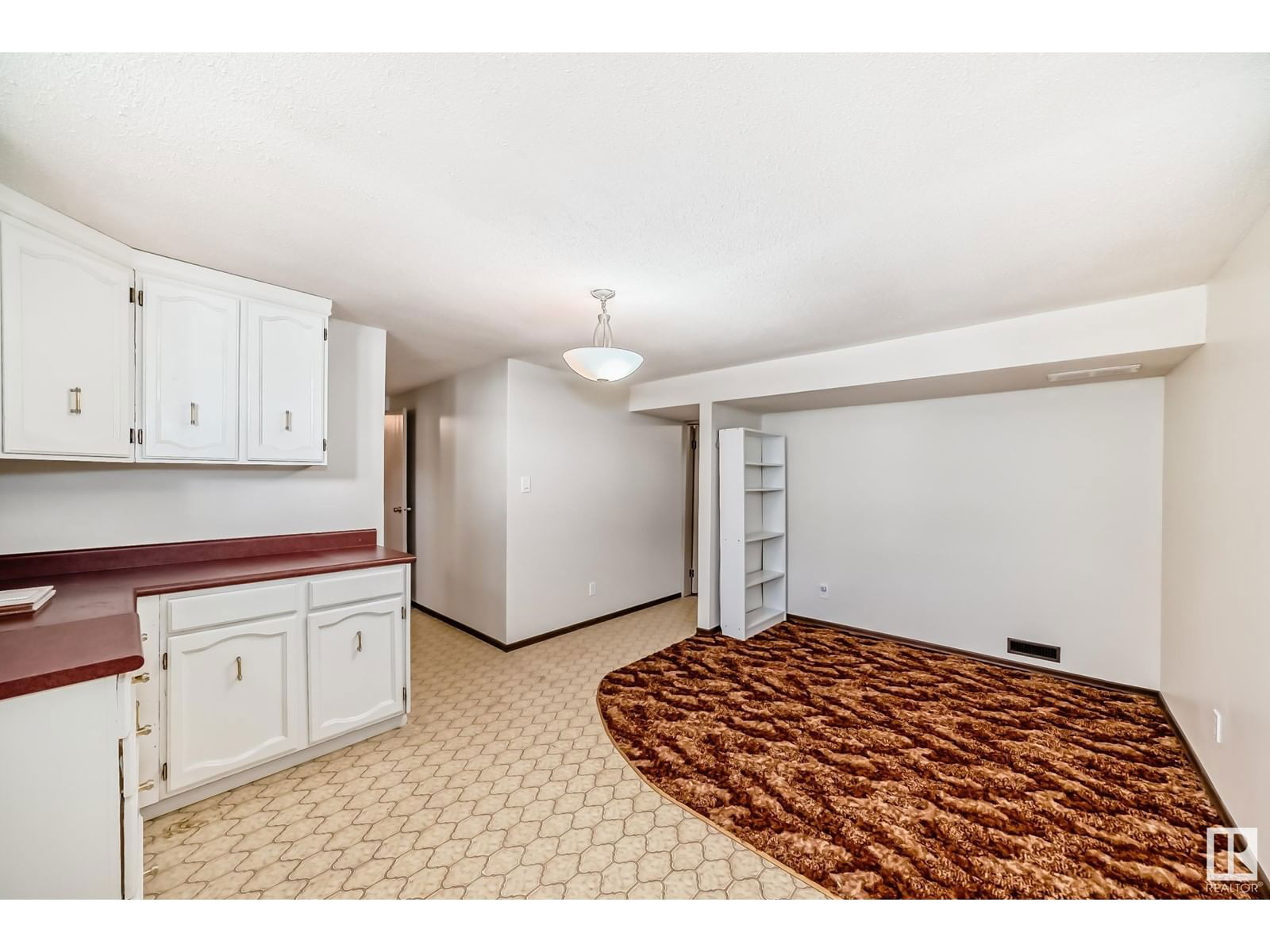 6912 21 AV Image 36
