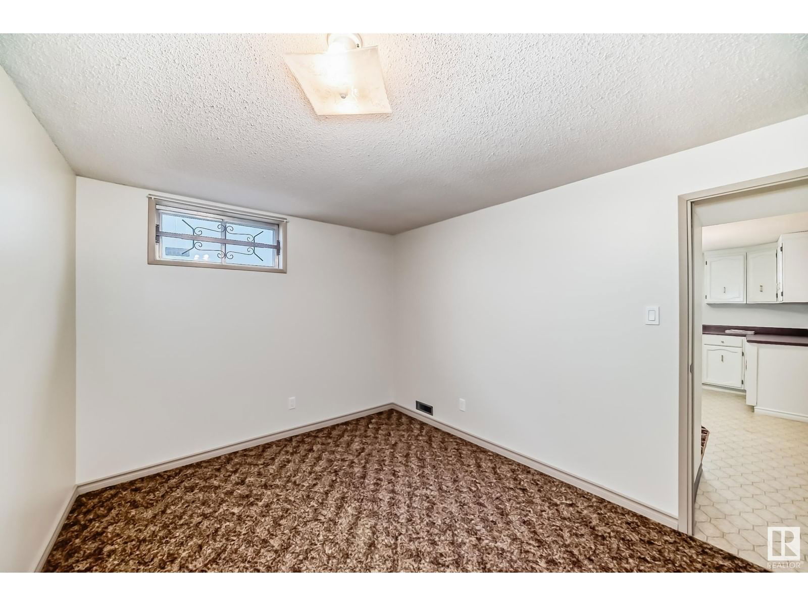 6912 21 AV Image 39