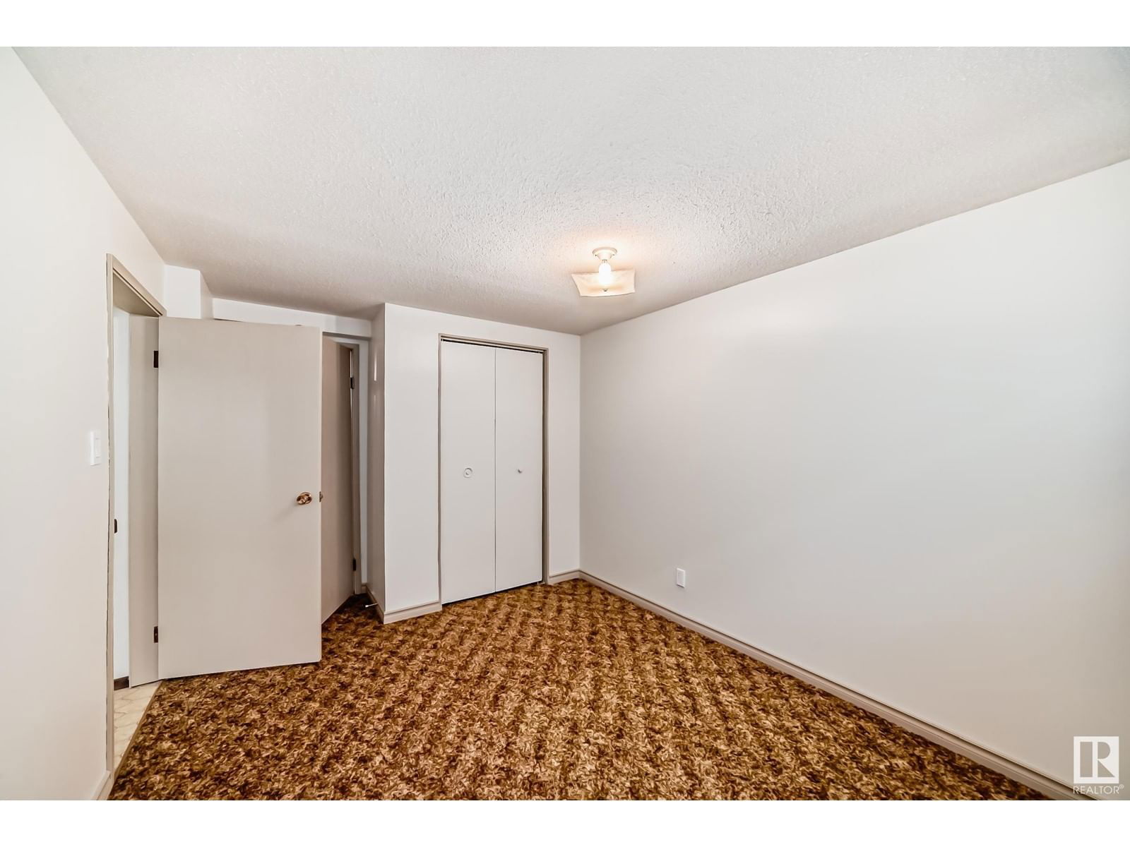 6912 21 AV Image 42