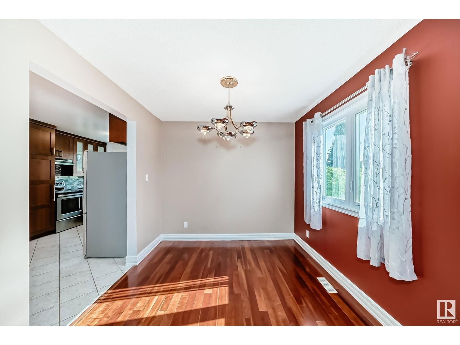 6912 21 AV Image 7